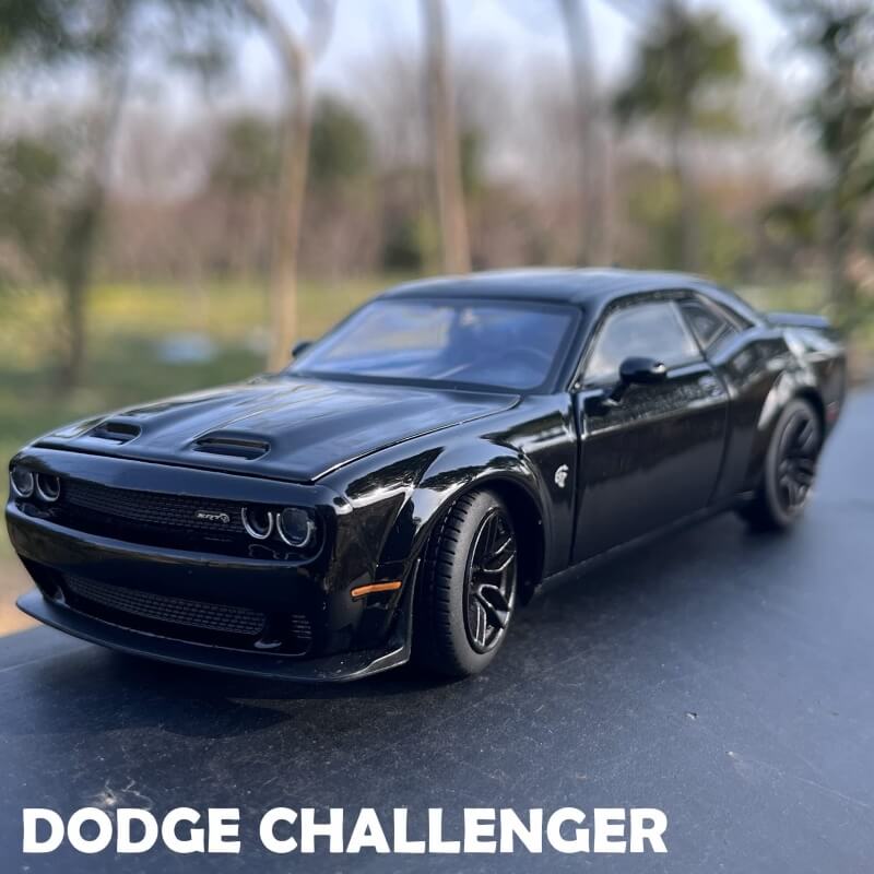 1:32 Scale Die-Cast Dodge Challenger Hellcat Model Car