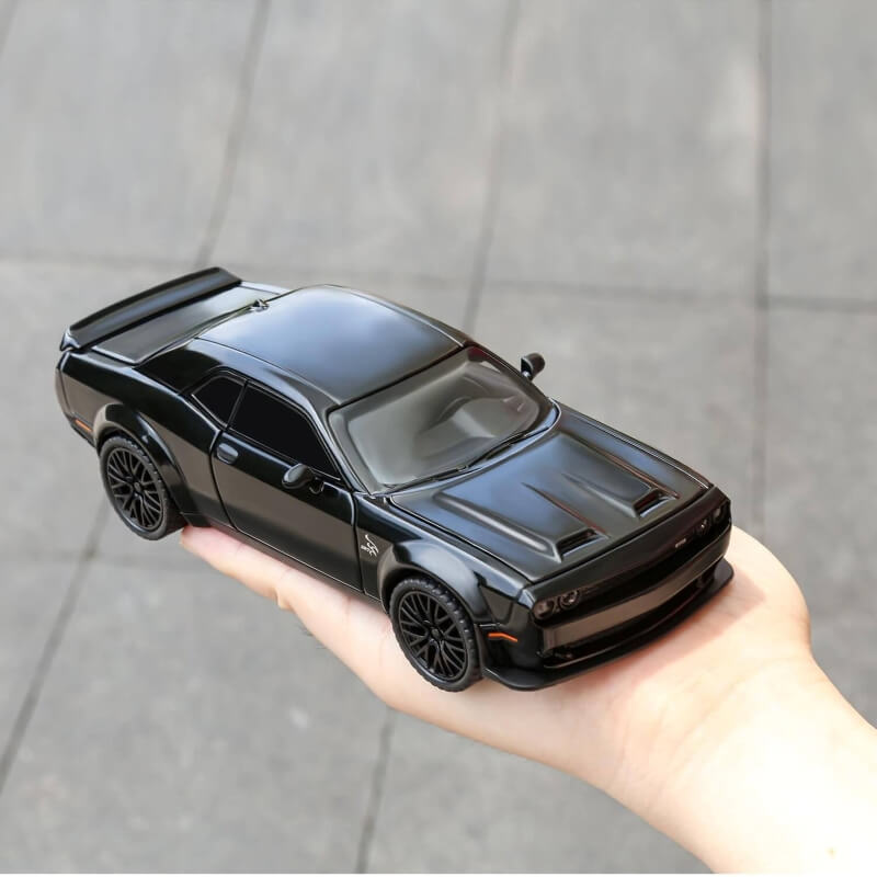 1:32 Scale Die-Cast Dodge Challenger Hellcat Model Car